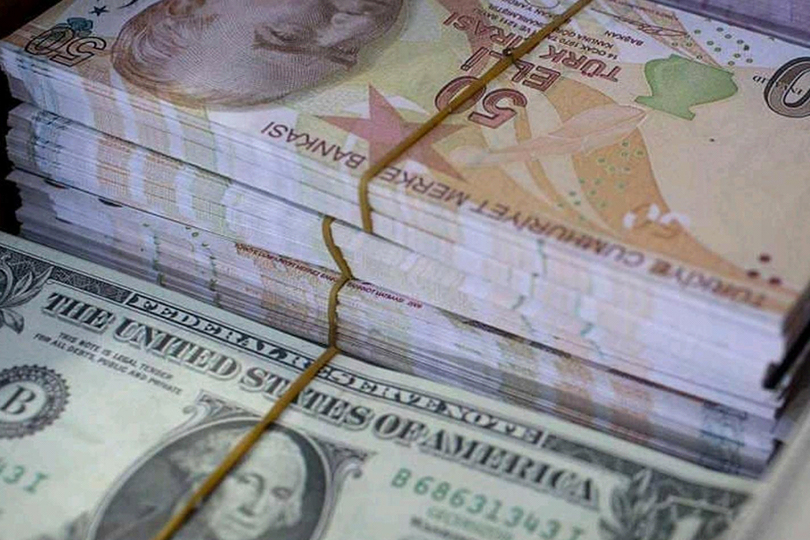 الليرة التركية بين مطرقة السياسة وسندان الاقتصاد