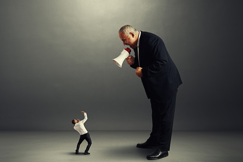 سلوكيات القائد النرجسي وأثرها على الرضا الوظيفي