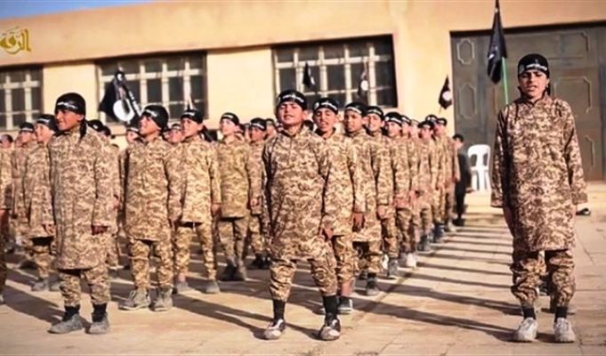 أشبال الخلافة: سلاح في قبضة داعش