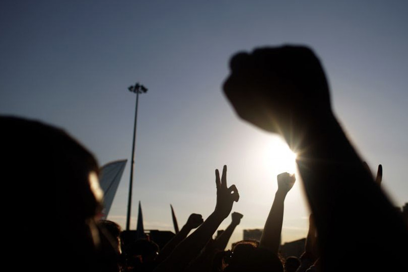 أدبيات حزبية: السلطة والمعارضة والتهديد بالاحتجاجات