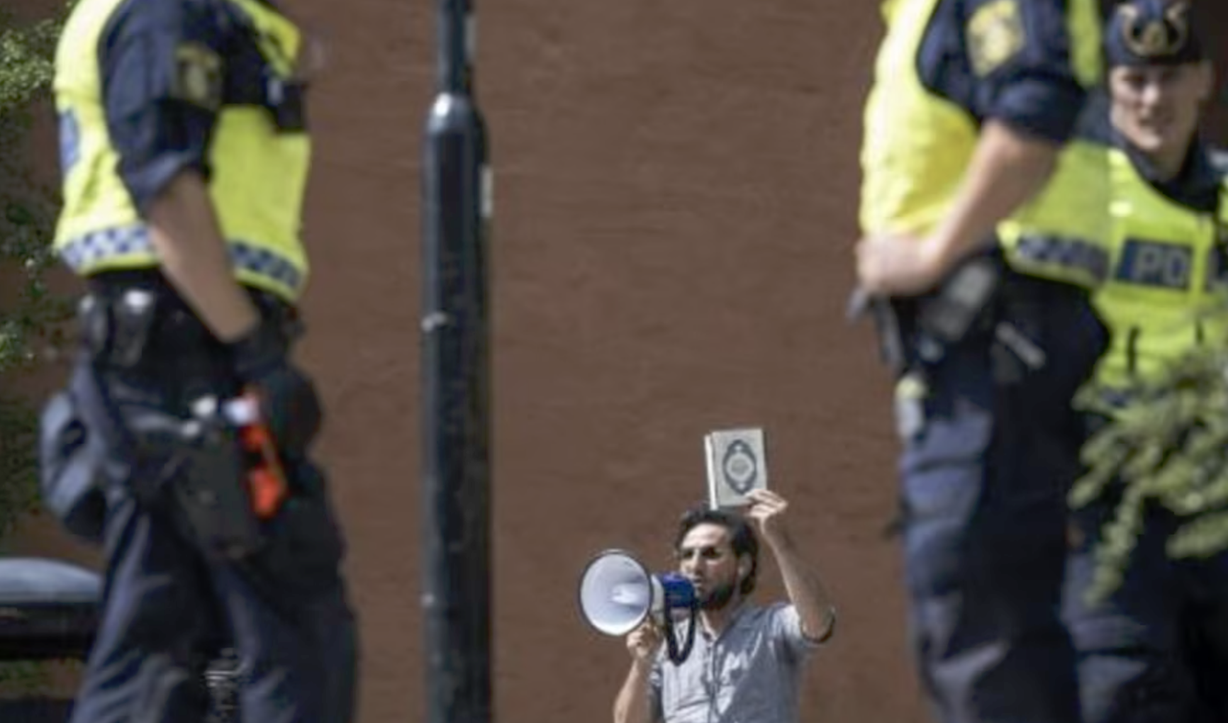 مركز آدم.. إحراق نسخة من القرآن الكريم في السويد تنمّ عن نوايا خبيثة لإشعال الفتن